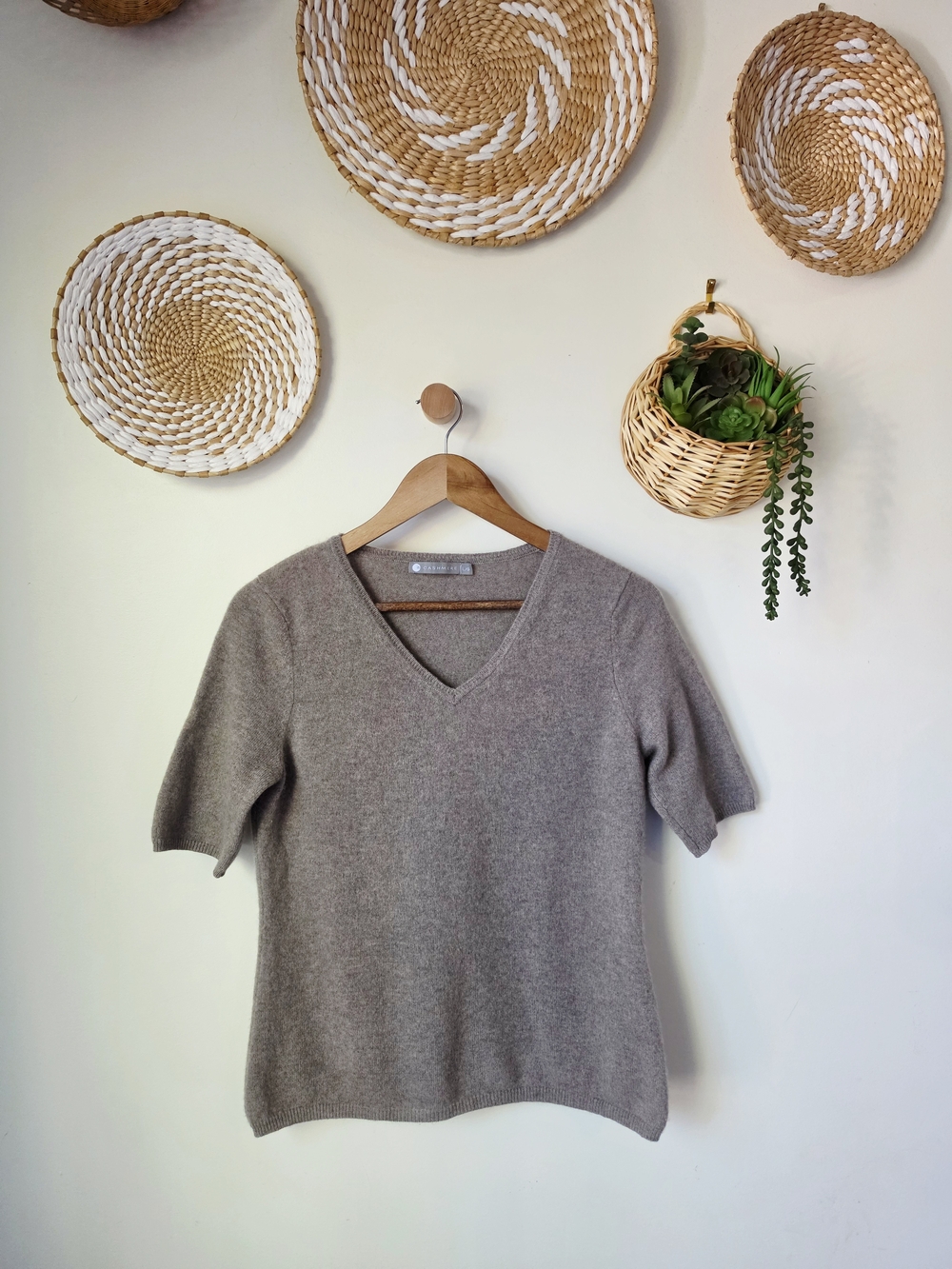In Cashmere Short Sleeve V-Neck Sweater Top Taupe Size L